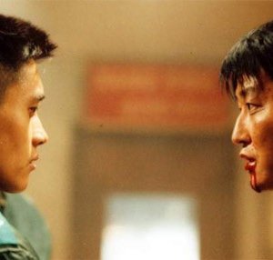 I protagonisti Shin Ha-kyun e Song Kang-ho si contrappongono in una scena di Joint Security Area