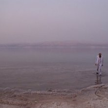 Sullo sfondo, Akram Telawe in una scena di PINK SUBARU di Kazuya Ogawa