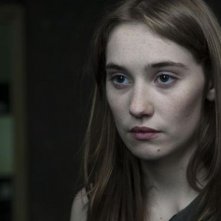 Un intenso primo piano di Déborah François in Student Services