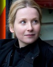 Un primo piano di Amy Beth Hayes nella sere tv Sirens