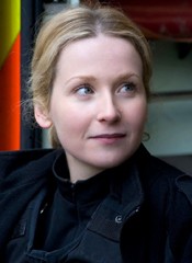 Un primo piano di Amy Beth Hayes nella sere tv Sirens