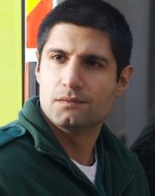 Un primo piano di Kayvan Novak in una scena di Sirens