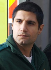 Un primo piano di Kayvan Novak in una scena di Sirens