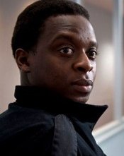 Un primo piano di Kobna Holdbrook-Smith nella sere tv Sirens