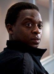 Un primo piano di Kobna Holdbrook-Smith nella sere tv Sirens