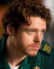 Un primo piano di Richard Madden nella sere tv Sirens