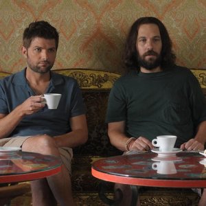 Adam Scott e Paul Rudd in una scena della commedia Our idiot Brother
