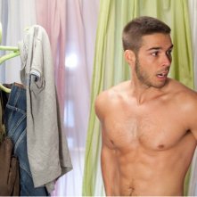 Alex Barahona in una sequenza sexy di Lo contrario al amor