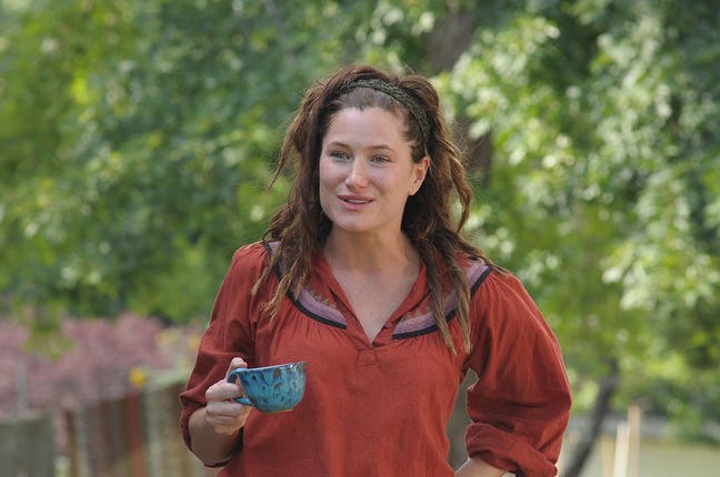 Kathryn Hahn in una scena della commedia Our idiot Brother