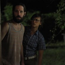 Paul Rudd con Rashida Jones in una scena della commedia Our idiot Brother