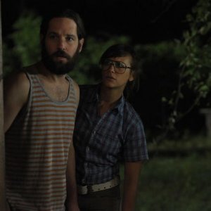 Paul Rudd con Rashida Jones in una scena della commedia Our idiot Brother