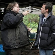 Guillermo Del Toro e Guy Pearce sul set di Non avere paura del buio (2011)