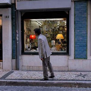 Una sequenza del film Singolarità di una ragazza bionda (2009)