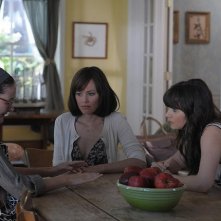 Zooey Deschanel con Elizabeth Banks in una scena della commedia Our idiot Brother