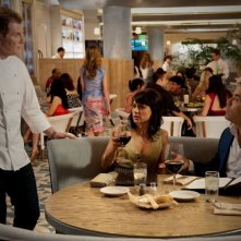 Bobby Flay Constance Zimmer e Jeremy Piven in una scena dell'episodio Whiz Kid dell'ottava stagione di Entourage