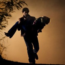 Joe Manganiello porta in salvo Anna Paquin nell'episodio Let's Get Out of Here di True Blood