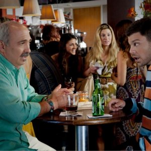 Miguel Sandoval e Jerry Ferrara in una scena dell'episodio One Last Shot dell'ottava stagione di Entourage