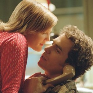 Sam Rockwell e Drew Barrymore in una scena di Confessioni di una mente pericolosa