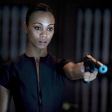 Armi in pugno per Zoe Saldana in una sequenza dell'action thriller Colombiana (2011)