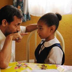 Jesse Borrego e Amandla Stenberg in una scena di Colombiana