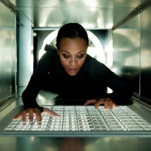 Zoe Saldana in una sequenza dell'action thriller Colombiana (2011)