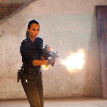 Zoe Saldana in una sequenza di Colombiana