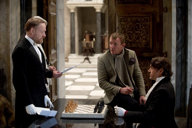 Guy Ritchie illustra a Robert Downey Jr. e a Jared Harris una scena di Sherlock Holmes: Gioco di ombre