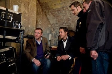 Robert Downey Jr. e Jude Law guardano insieme a Guy Ritchie i giornalieri di Sherlock Holmes: A Game of Shadows