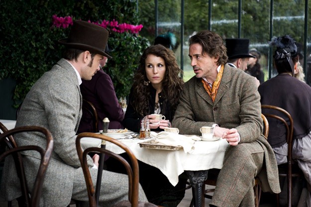 Robert Downey Jr., Jude Law e Noomi Rapace si consultano in Sherlock Holmes: A Game of Shadows