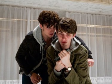 Chatroom: Aaron Johnson con Matthew Beard in una sequenza del film