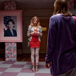 Chatroom: Imogen Poots in una scena del film, accanto ad una foto di Condoleeza Rice