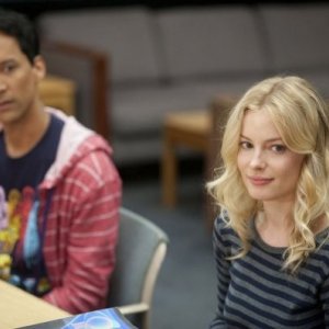 Community: Danny Pudi e Gillian Jacobs nell'episodio Biology 101