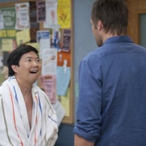 Community: Ken Jeong e Joel McHale nell'episodio Biology 101