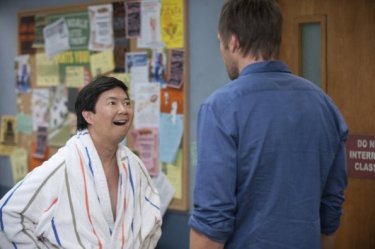 Community: Ken Jeong e Joel McHale nell'episodio Biology 101