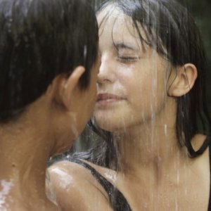 Giochi d'estate: Armando Condolucci (di spalle) e Fiorella Campanella nel film