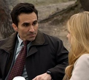 Sarah Michelle Gellar e Nestor Carbonell nel pilot di Ringer