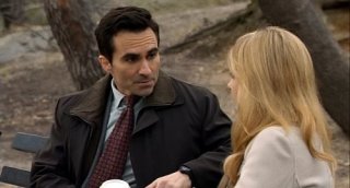 Sarah Michelle Gellar e Nestor Carbonell nel pilot di Ringer