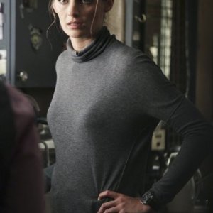 Castle: Stana Katic nell'episodio Rise, premiere della quarta stagione della serie