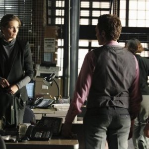 Castle: Stana Katic, Seamus Dever e Jon Huertas in Rise, premiere della quarta stagione della serie