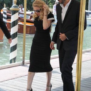 Madonna arriva in laguna con il suo manager, Guy Oseary per presentare Edward e Wallis