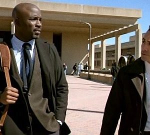 Mike Colter e Nestor Carbonell nel pilot di Ringer