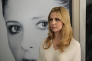 Ringer: Sarah Michelle Gellar in una scena del pilot della serie