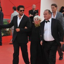 Venezia 2011, Eli Roth accompagna Lina Wertmuller sul red carpet