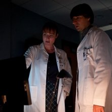 Contagion di Steven Soderbergh: Jennifer Ehle e Demetri Martin in una scena