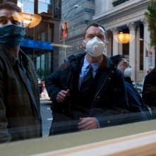 Contagion: Jude Law con il volto coperto da una mascherina in una scena del film