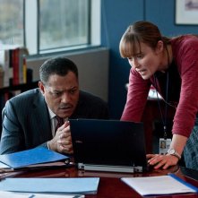 Contagion: Laurence Fishburne in una scena con Jennifer Ehle