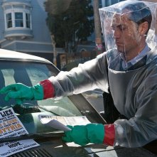 Jude Law in una sequenza di Contagion