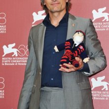 Viggo Mortensen presenta A Dangerous Method a Venezia 2011 insieme a Sigmund Freud (in versione mini!)