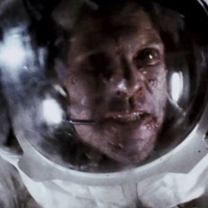 Apollo 18: Lloyd Owen in una scena