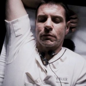 Apollo 18: Lloyd Owen in una sequenza